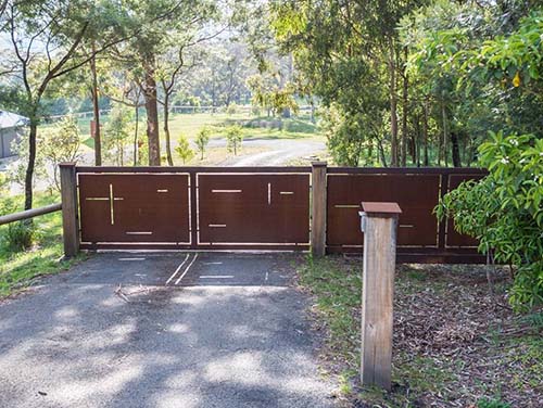corten-gate-gn-dr-062-simple-designed-driveway-gates