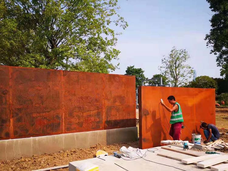 corten-steel-curtain-wall-in-park