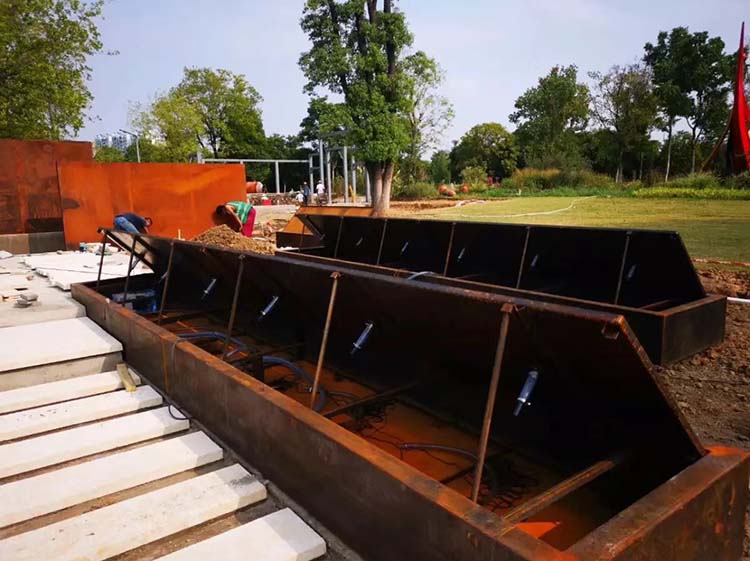 corten-steel-curtain-wall-in-park
