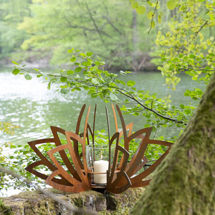 metal-candlesticks-lotus-shaped-corten-decorations