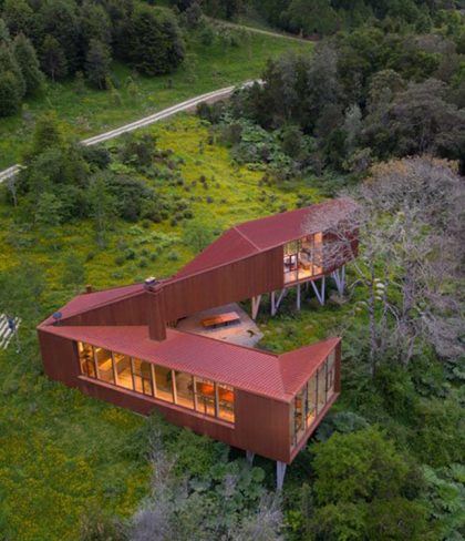 Corten Steel Building for Family Life in Chile