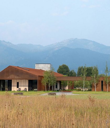 Wraps-the-Residence-in-Corten-Steel-to-Blend-with-Local-Terrain